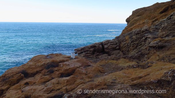 Camí façana marítima: seguim les fites blanques